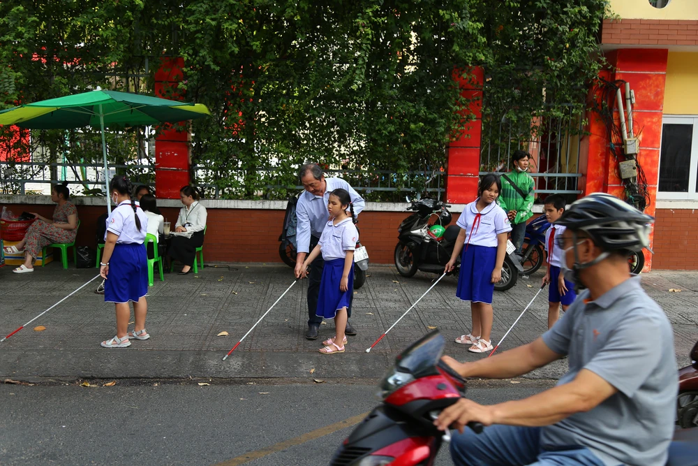 Khi những tia nắng sớm len lỏi khắp sân trường, thầy trò bắt đầu thực hành ngoài đường. 6.JPG