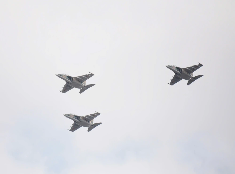 Biên đội Yak-130 của Trung đoàn Không quân 940. hợp luyện diễu binh (7).jpg