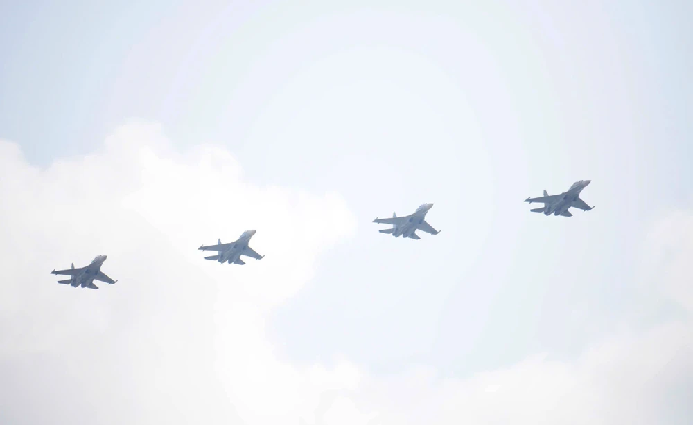 Biên đội 4 tiêm kích Su-30MK2 của Trung đoàn 935 bay hợp luyện theo đội hình. hợp luyện diễu binh (9).jpg