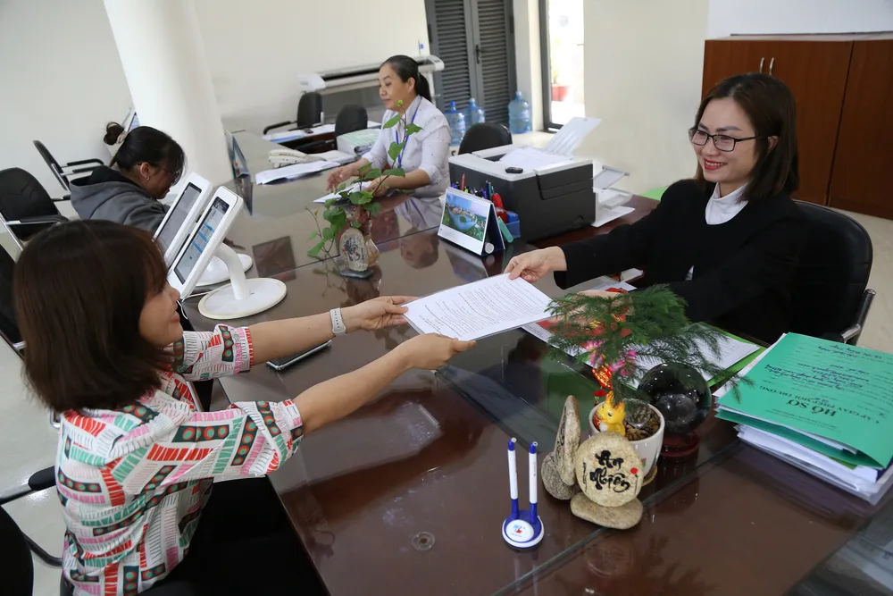 Đội ngũ cán bộ Trung tâm hành chính công TP Thủ Đức (TP.HCM) giải quyết thủ tục cho người dân. đội ngũ cán bộ (30).JPG