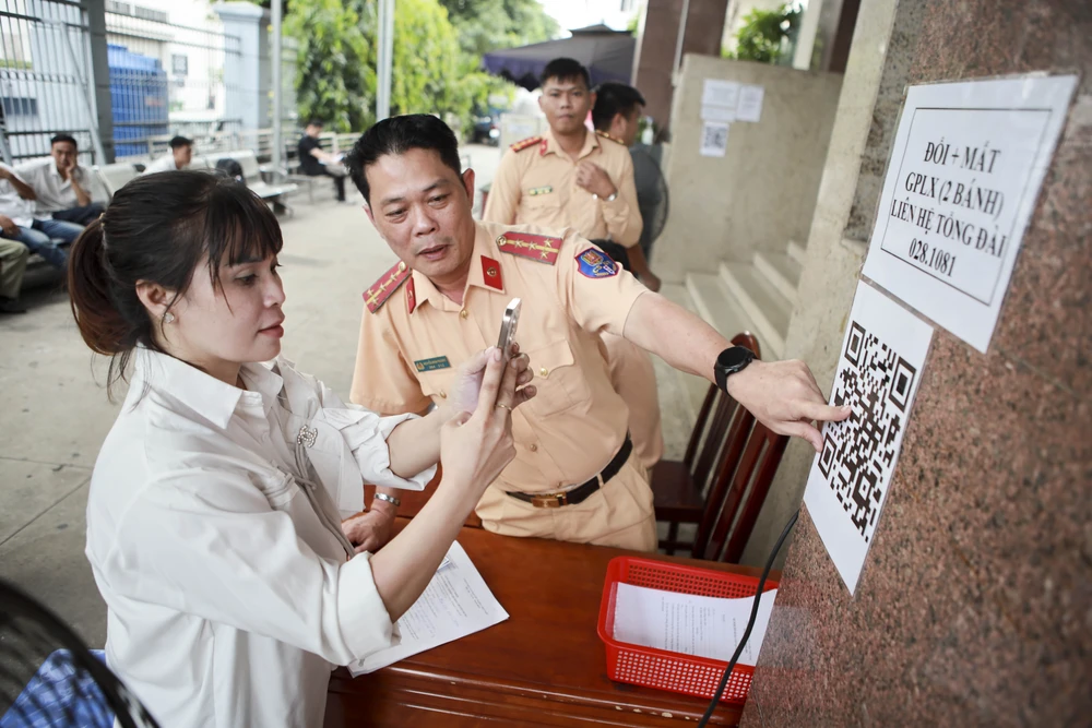 Chị Bùi Thị Kim Oanh (43 tuổi, ngụ phường Sơn Kỳ, quận Tân Phú) đến trụ sở công an quận Tân Phú để thực hiện thủ tục cấp đổi bằng B2 sang C1. "Tôi được các cán bộ công an hướng dẫn tận tình, chu đáo. Thời gian tiếp nhận hồ sơ diễn ra nhanh chóng" - chị Oanh chia sẻ. đội ngũ cán bộ (7).jpg