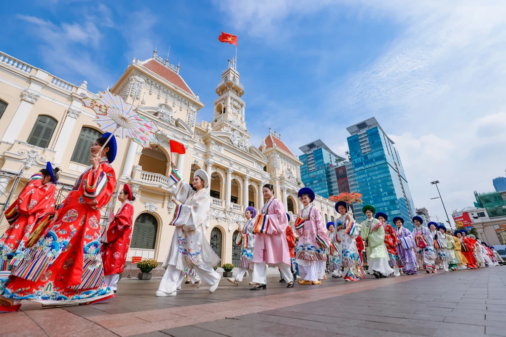 Đường phố TPHCM rực rỡ sắc màu cổ phục_Nguyễn Văn Nam Anh.jpg