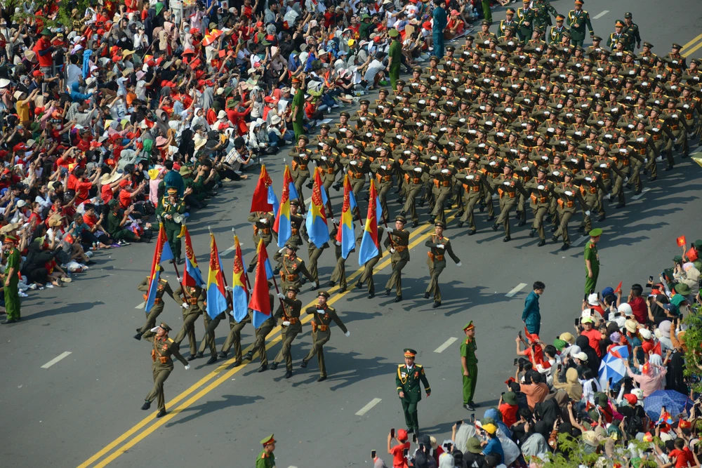 Khối 5 cánh quân lịch sử diễu binh mừng 50 năm Giải phóng miền Nam_Lê Mạnh Linh.jpg