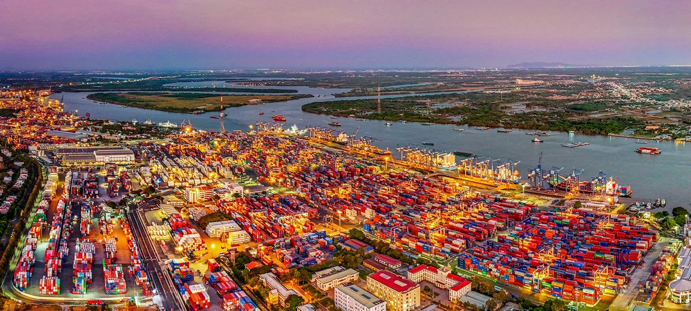 Nhộn nhịp cảng Cát Lái_Kiều Anh Dũng.jpg