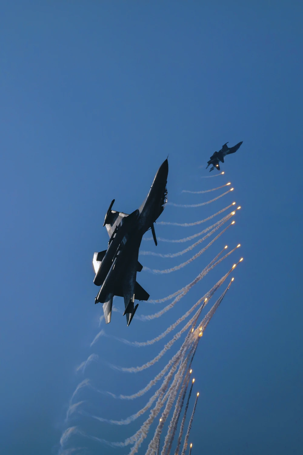 Phi đội “Hổ mang chúa” Su30-MKII thả bẫy nhiệt trong lễ kỉ niệm 50 năm Thống nhất đất nước_Nguyễn Hoàng Việt.jpeg