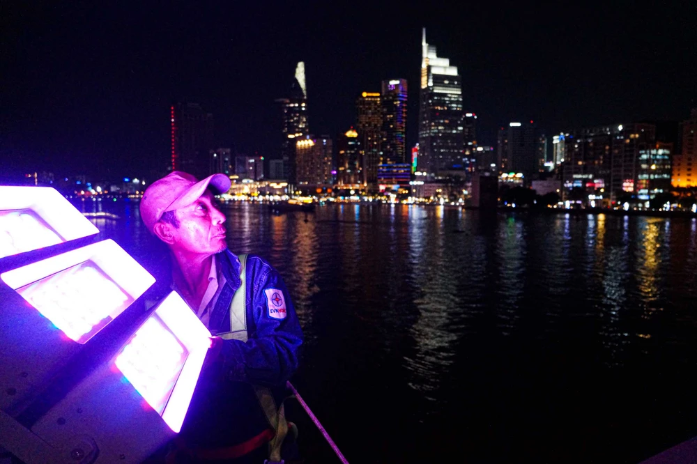 Thắp sáng cầu Ba Son_Nguyễn Tuấn Anh.jpg