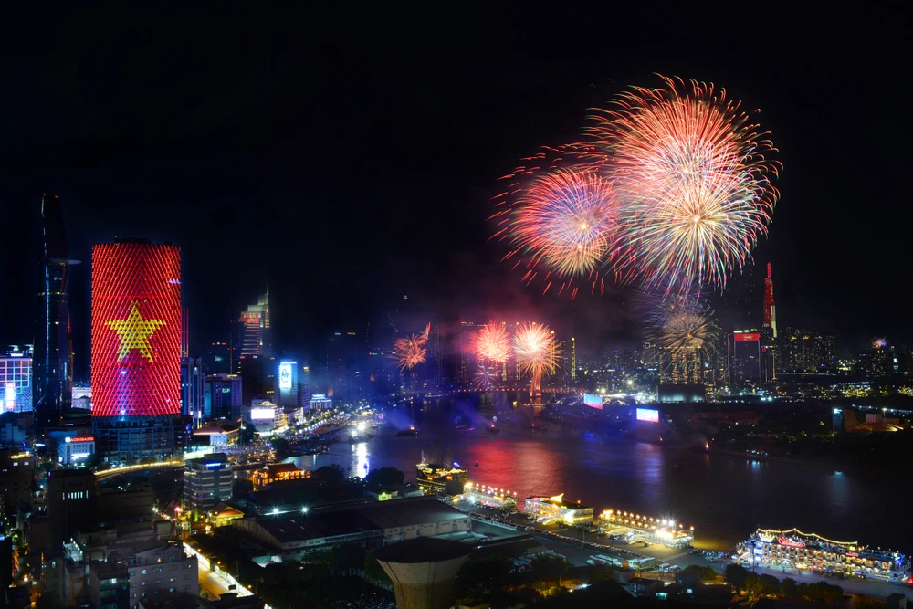 TP Hồ Chí Minh chào mừng 50 năm Giải phóng niềm Nam, thống nhất đất nước_Lê Mạnh Linh.jpg