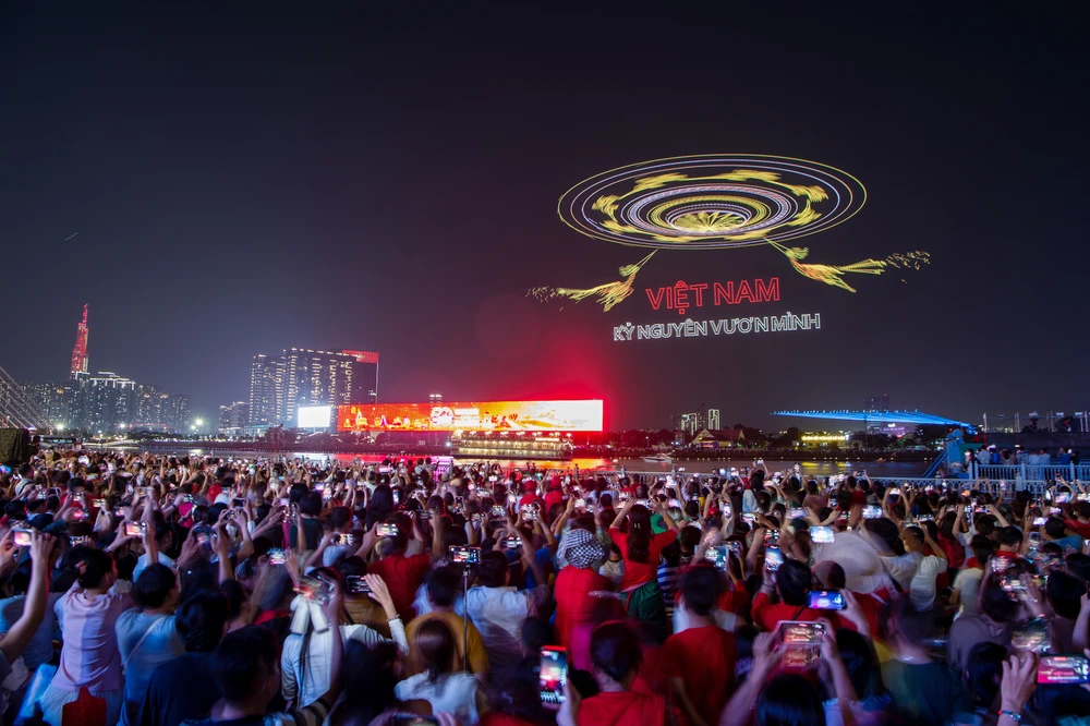 Tự hào Việt Nam – Tỏa sáng từ trời cao_Nguyễn Thị Thúy Hằng.jpg