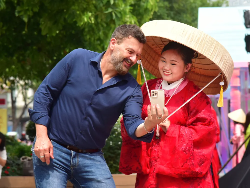 KHOẢNH KHẮC GIAO LƯU VĂN HÓA_NGUYỄN ĐẶNG YẾN TRINH.jpg