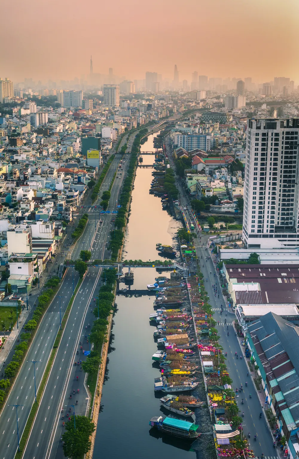 Trên Bến Dưới Thuyền Hồn Xuân Trên Bến Bình Đông_NGUYỄN TẤN TUẤN.jpg