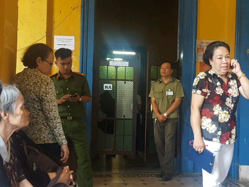 Đương sự tiếp tục quậy, đập vỡ kính tại trụ sở TAND TP.HCM ảnh 1