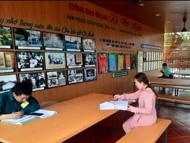 Nhiều bà con tìm đến gian phòng mang tên "không gian văn hóa Hồ Chí Minh". Ảnh: TRẦN NGỌC không gian văn hóa hồ chí minh