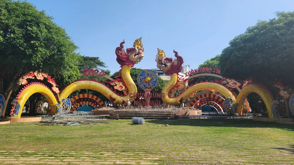 Đôi rồng ở chính giữa công viên tam giác Bãi Trước, Vũng Tàu đang thi công. Ảnh: TK hội hoa xuân vũng tàu.jpg