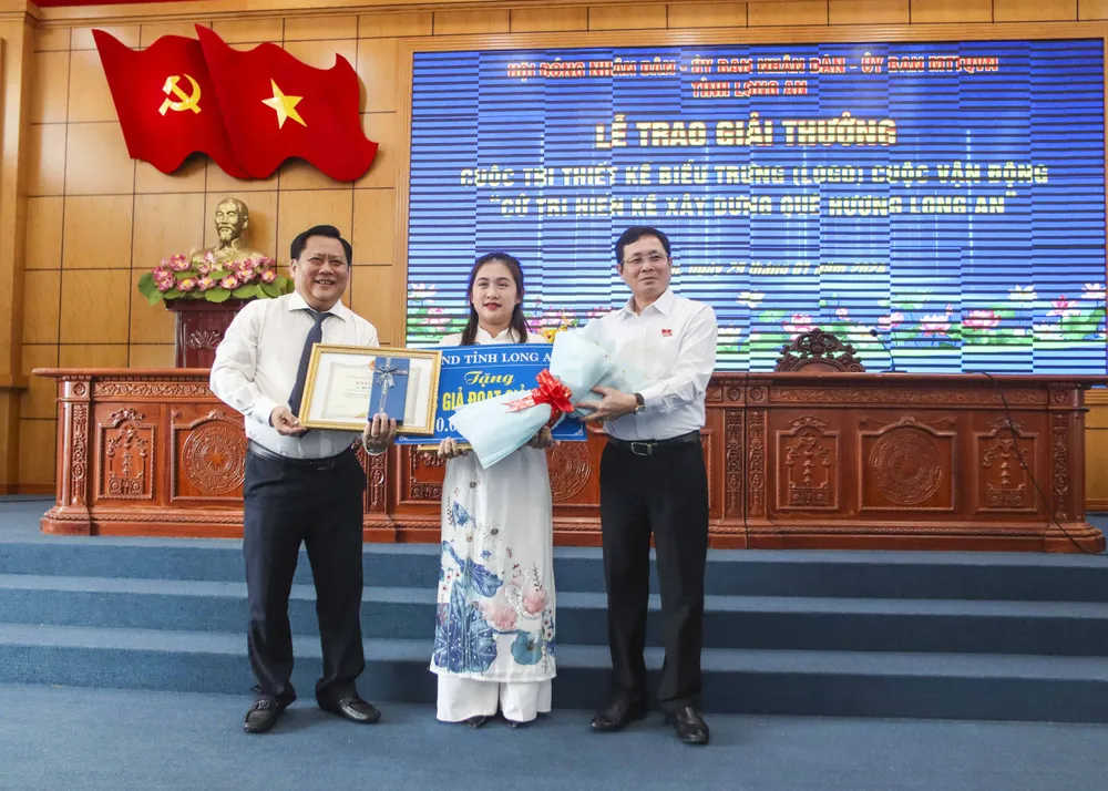 Ban Tổ chức đã trao giải cho tác giả Bùi Võ Thanh Hằng với Logo Cuộc vận động Cử tri hiến kế xây dựng quê hương Long An đạt tại cuộc thi. Ảnh: HD Logo cuộc vận động Cử tri hiến kế xây dựng quê hương Long An.jpg