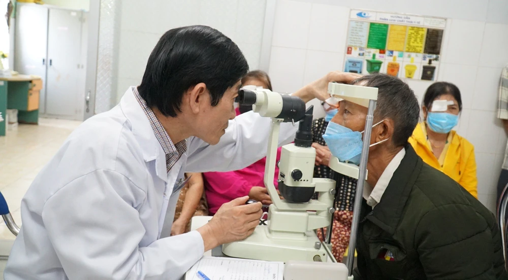 BS Triết khám và điều trị cho nhiều trường hợp bệnh nhân nghèo ở Bình Định. Ảnh: THU DỊU bác sĩ triết chăm sóc mắt.jpg