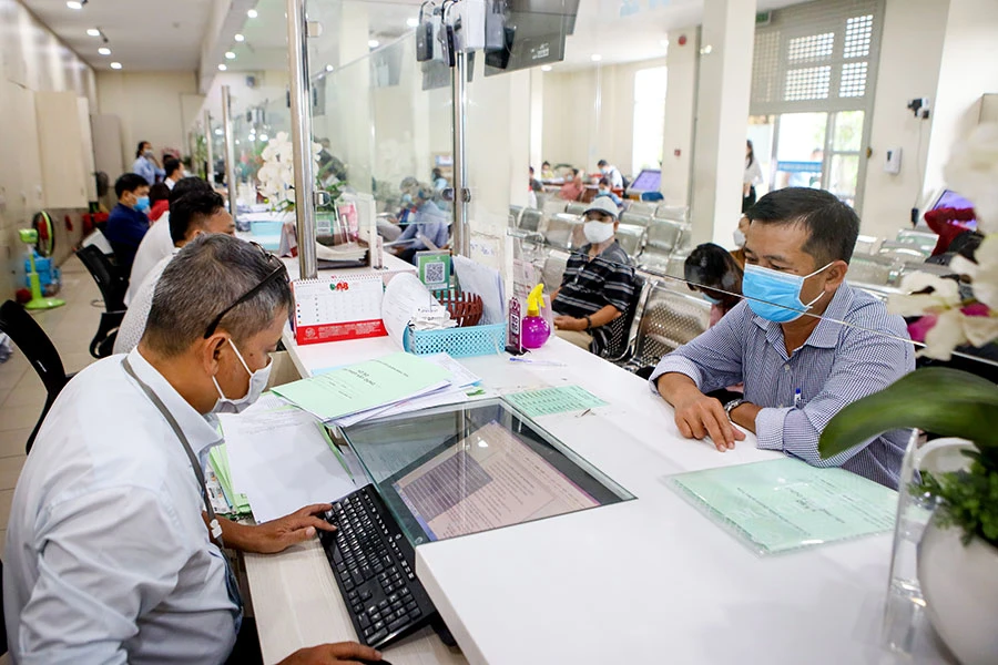 Dự kiến từ ngày 1-7, tiền lương bình quân chung của cán bộ, công chức, viên chức sẽ tăng khoảng 30%. Ảnh minh họa: NGUYỆT NHI lương hưu