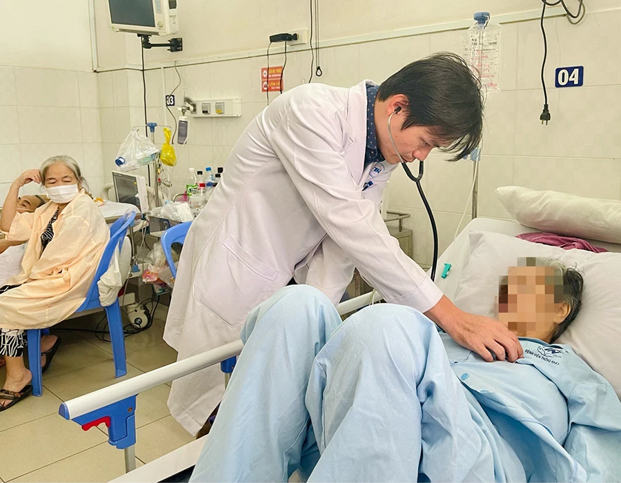 Bác sĩ BV Thống Nhất đang thăm khám cho một bệnh nhân mắc hội chứng QT dài tại khoa Nhịp tim của bệnh viện. Ảnh: THẢO PHƯƠNG hội chứng QT