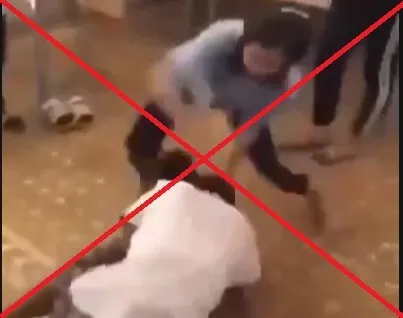 Nữ sinh bị bạn đánh ngay tại lớp, xung quanh nhiều người đứng nhìn, cổ vũ. Ảnh: CẮT TỪ CLIP Nữ sinh bị nhóm bạn đánh ngay tại lớp