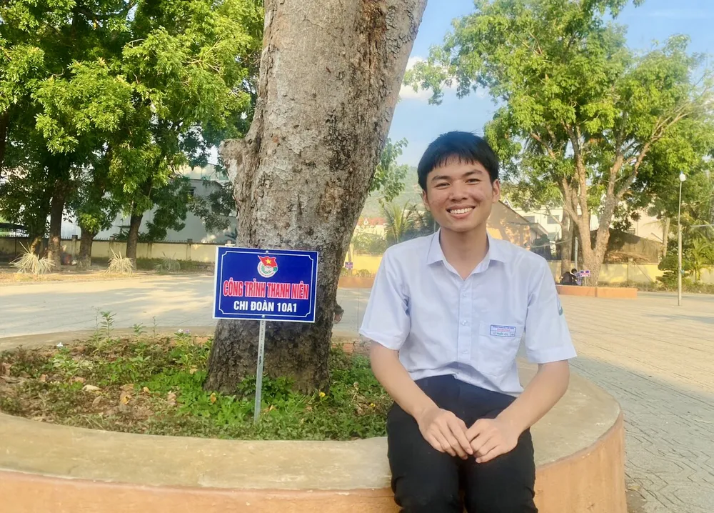 Cậu học trò Lê Phước Lộc với tinh thần lạc quan vượt qua nghịch cảnh. Ảnh: SONG NHI cậu học trò