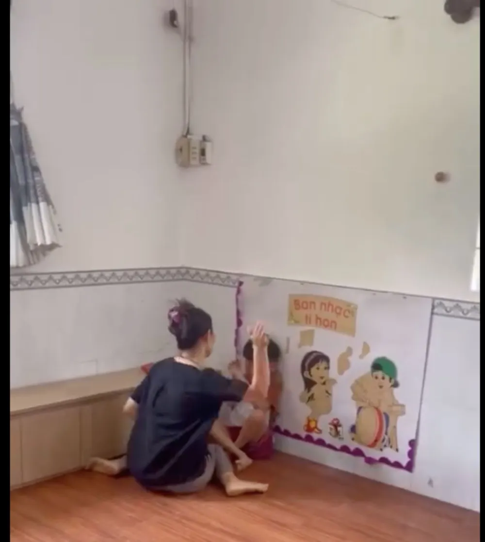 ngồi lên người trẻ 1.jpg