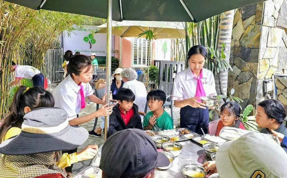 Khách tới quán Nụ Cười Phan Rang được học sinh trường liên cấp Hoa Sen phục vụ tại bàn. Đây cũng là cách giúp các em có thêm trải nghiệm thực tế cần thiết. 6. quan com nu cuoi..jpg