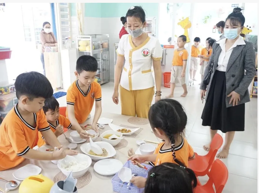 nấu ăn ở trường mầm non.jpg