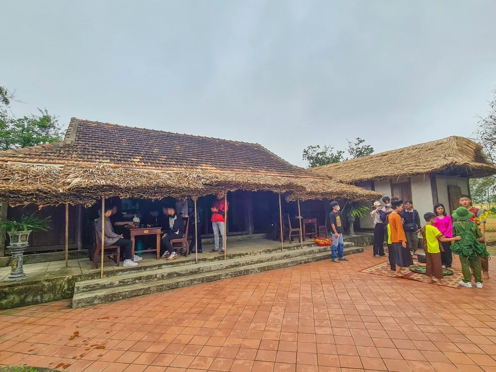 Đơn cử như xã Lộc Thuỷ, huyện Lệ Thuỷ là xã có lịch sử lâu đời, bao gồm hai làng cổ hình thành từ thế kỷ XV. Xã Lộc Thủy còn có bề dày truyền thống cách mạng, là quê hương của Đại tướng Võ Nguyên Giáp và Tiến sĩ Dương Văn An. Xã này cũng được phong tặng danh hiệu đơn vị Anh hùng lực lượng vũ trang nhân dân năm 1999... sáp nhập đơn vị hành chính 6.jpg