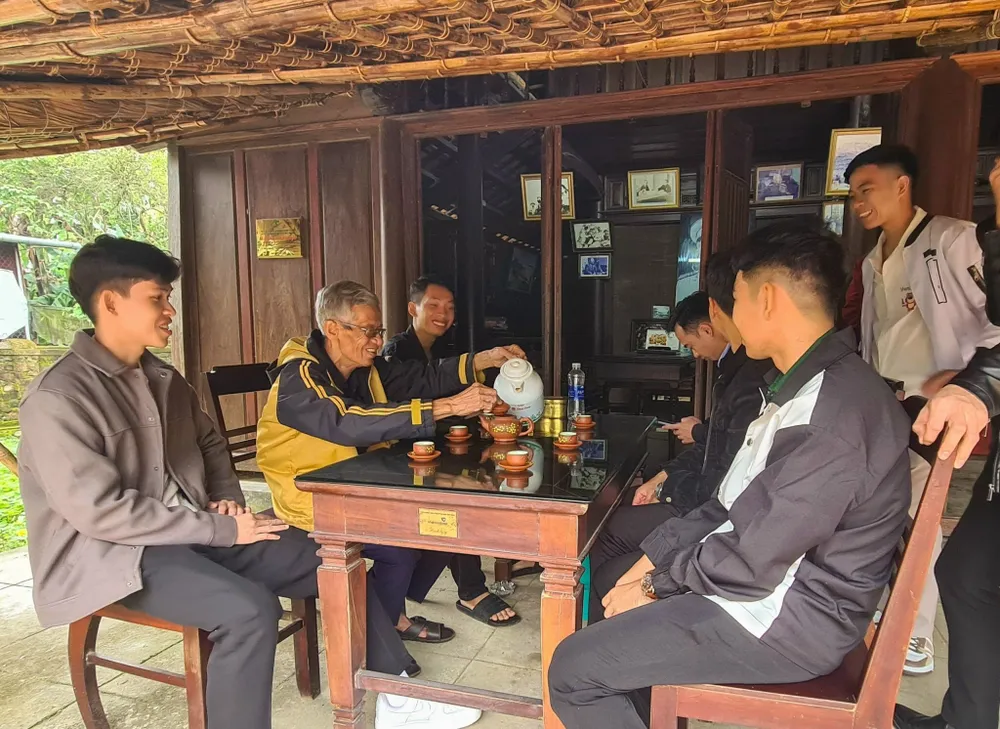 Không khí căn nhà lưu niệm Đại tướng Võ Nguyên Giáp mỗi dịp con em quê hương ở xa và du khách về thăm. Ảnh: BẢO THIÊN sáp nhập đơn vị hành chính 7.jpg