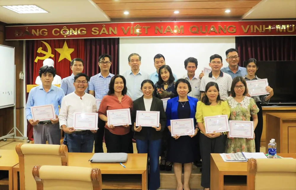 Giấy chứng nhận do Trung tâm bồi dưỡng nghiệp vụ báo chí (Hội Nhà báo Việt Nam) cấp Tuyển sinh khoá bồi dưỡng kỹ năng căn bản báo chí - truyền thông 2024.jpg