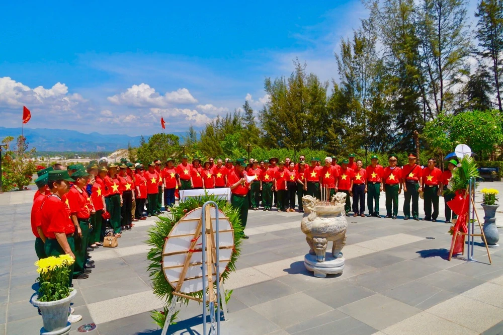 Tại đây, cựu chiến binh (CCB) Đào Quang Ngôn, Trưởng Ban liên lạc CCB sư đoàn đoàn 338 thay mặt các thế hệ CCB sư đoàn 338, 348… đọc lời tri ân các anh hùng, liệt sĩ Trường Sa. chiến sĩ Gạc Ma 2.jpg