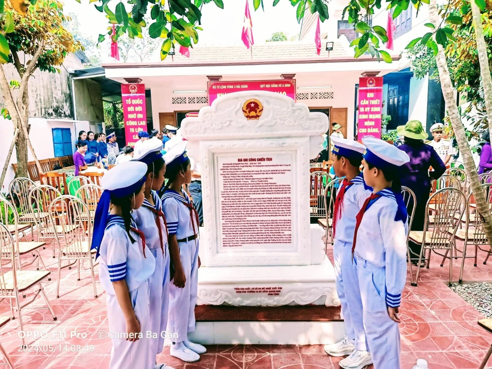 Các em thiếu niên tham dự buổi khánh thành nhà tưởng niệm Anh hùng Phan Vinh. Anh Hùng Phan Vinh 1.jpg