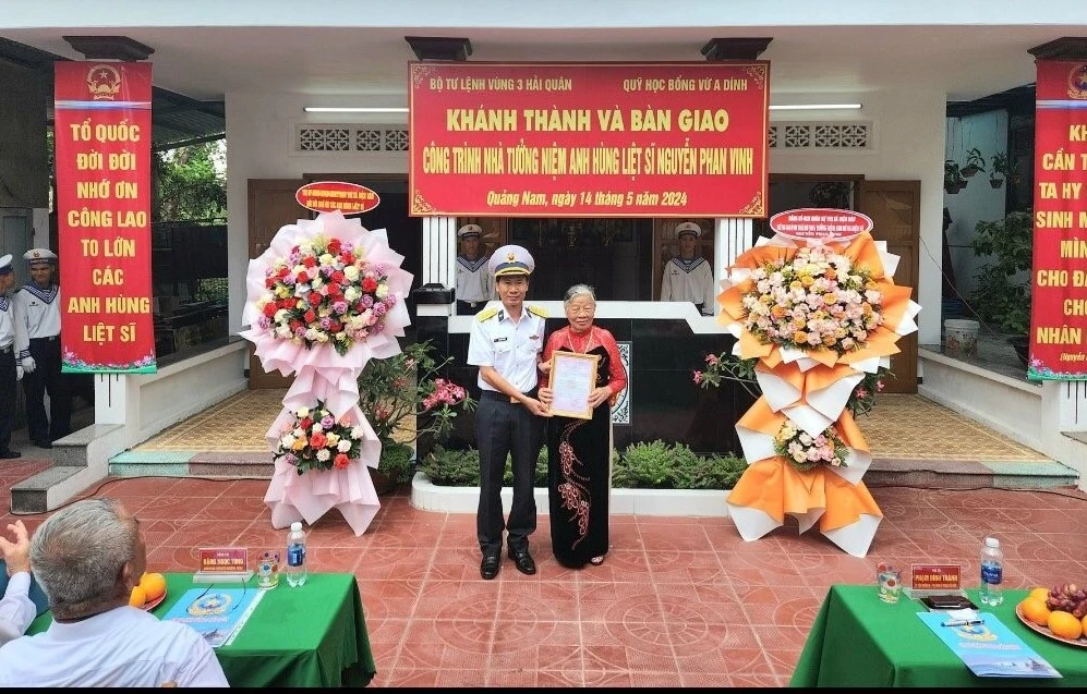 Đại diện BTL vùng 3 Hải Quân trao quyết định bàn giao công trình cho gia đình Anh hùng Phan Vinh 2.jpg
