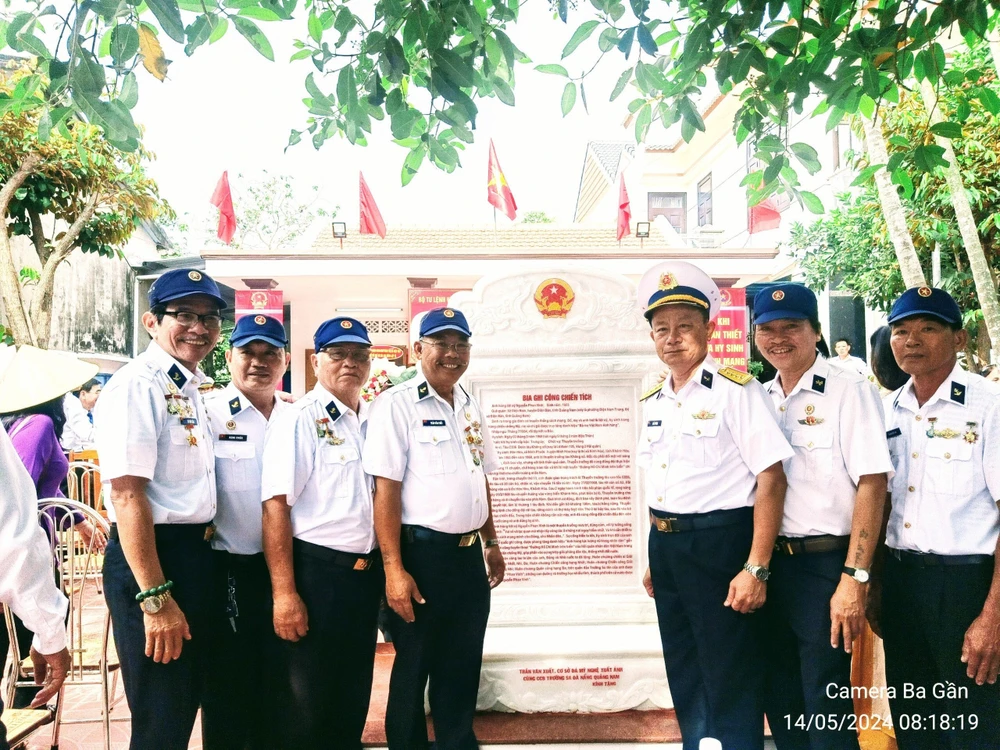 Các CCB Trường Sa Quảng Nam - Đà Nẵng tài trợ tấm bia. Anh hùng Phan Vinh.jpg