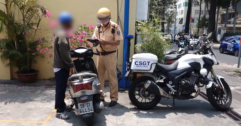 Cảnh sát giao thông tuần tra, xử lý tình trạng học sinh đi xe phân khối lớn. Ảnh: ĐOAN VŨ hoc-sinh-di-xe-phan-khoi-lon-3.jpg
