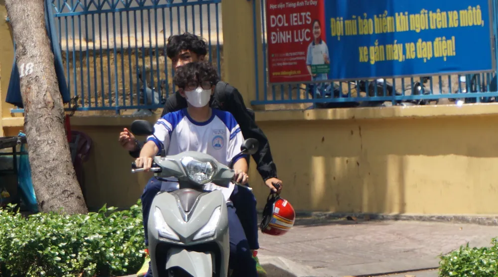Học sinh lưu thông bằng xe phân khối lớn, không đội mũ bảo hiểm hoc-sinh-vi-pham-giao-thong-1.JPG
