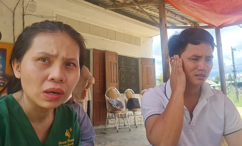 Chị Nguyễn Thị Trúc Lệ đau đớn vì mất con gái. Ảnh: LT bé gái 7 tháng tuổi tử vong
