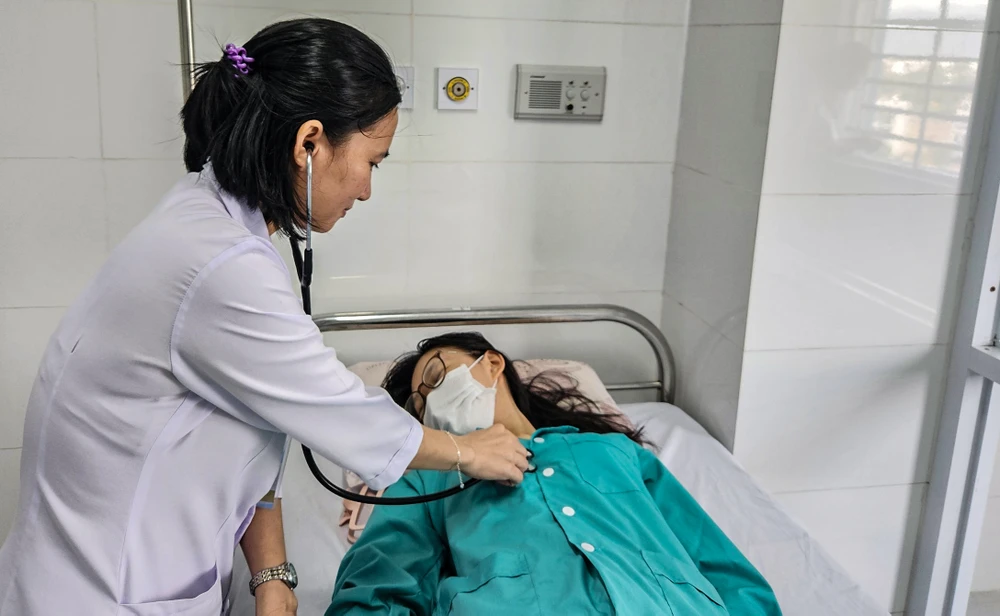 Một học sinh đang điều trị tại Bệnh viện Đa khoa Yersin Nha Trang, nghi do ngộ độc sau khi ăn cơm gà bán trước cổng trường. Ảnh: XH ngộ độc thực phẩm 2.jpg
