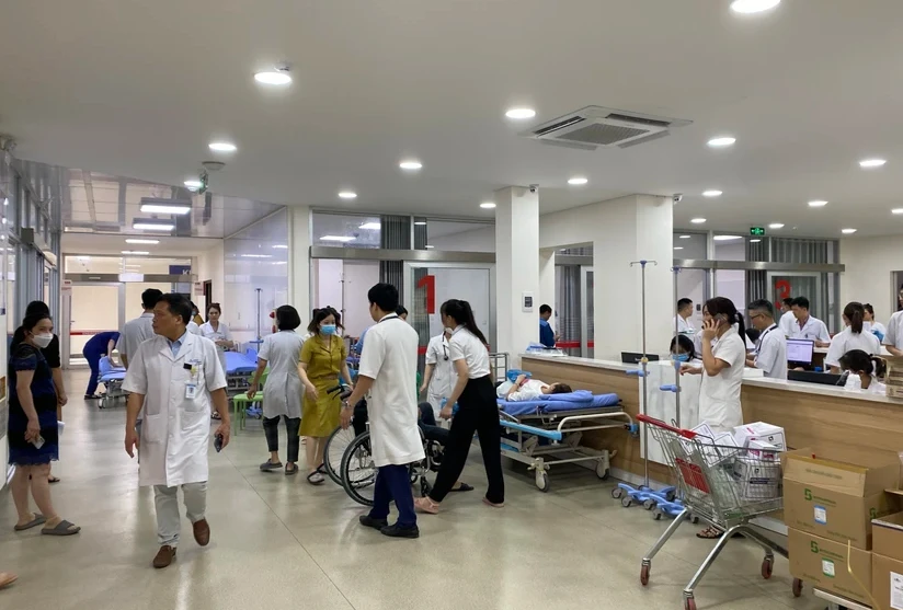 Hàng trăm công nhân nhập viện cấp cứu ngày 14-5 nghi ngộ độc thực phẩm ở Vĩnh Phúc. Ảnh CTV ngộ độc thực phẩm 5.png