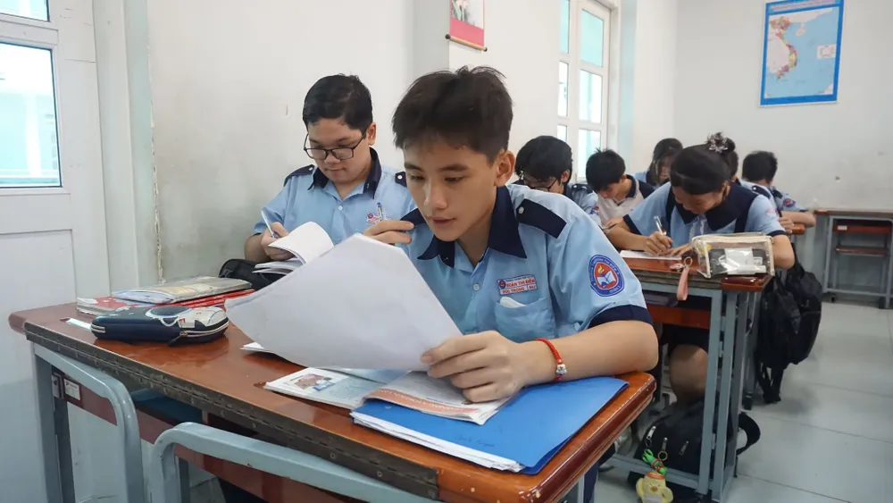 Các bài toán bằng cách xác định hàm số, giải toán bằng cách lập hệ phương trình là những bài thường gặp. thi vào lớp 10 -4.jpg