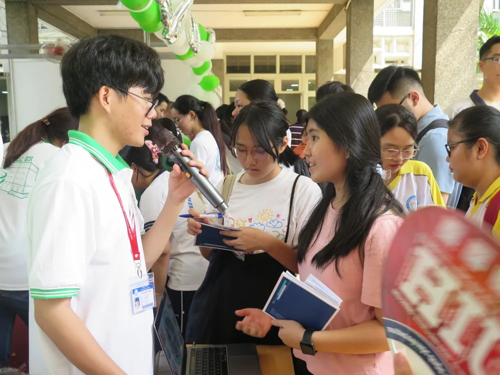 Thí sinh tìm hiểu thông tin tuyển sinh năm 2024 tại Trường ĐH Y dược TP.HCM. Ảnh: PA mức tăng học phí đại học.jpeg