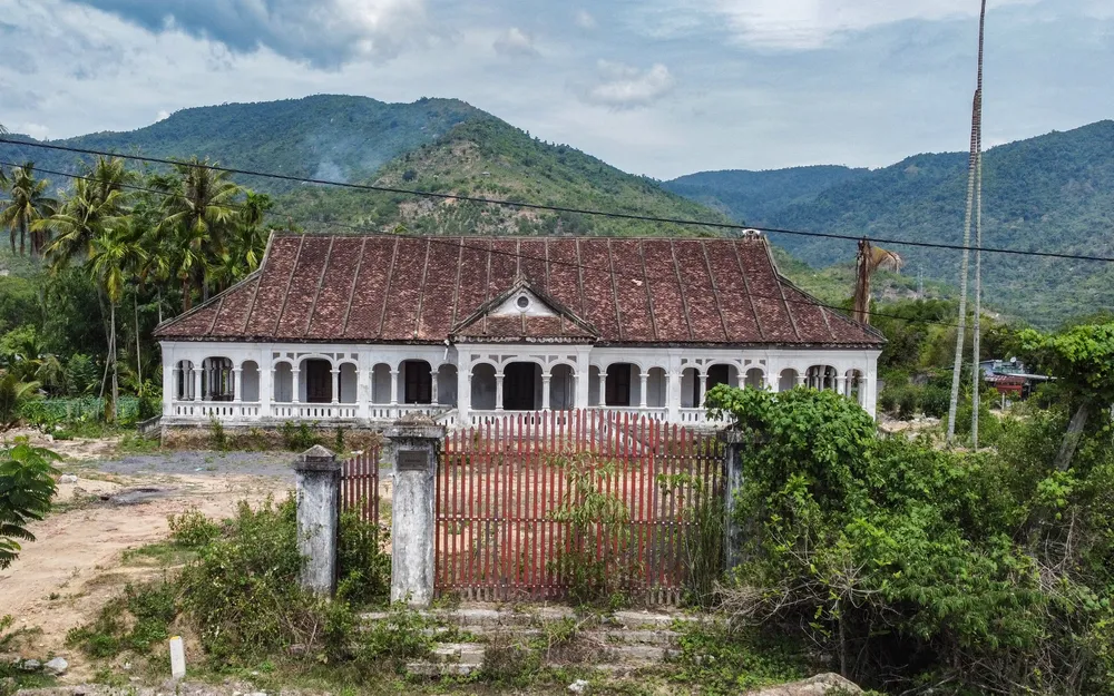 Khu di tích nhà xưa ông Hai Thái xuống cấp, bị bỏ hoang nhiều năm nay. Ảnh: XUÂN HOÁT di tích nhà xưa ông Hai Thái