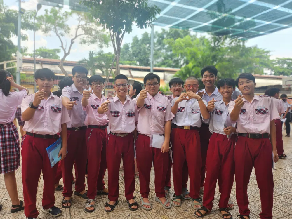 Các thí sinh tại điểm thi Trường THCS Nguyễn Trãi, quận Gò Vấp tự tin trước giờ thi tiếng Anh. Ảnh: NGUYỄN QUYÊN ngoại ngữ thi vào lớp 10.jpg