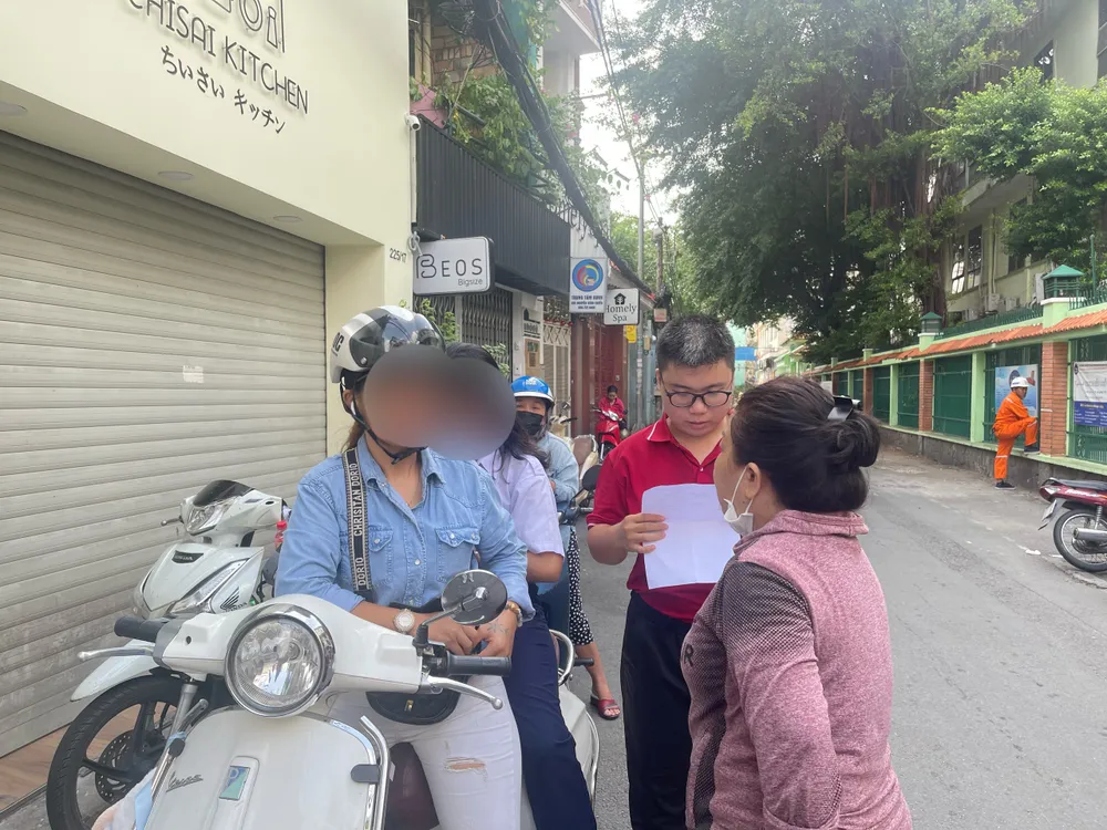 Được biết lý do thí sinh này đến trễ là do cô giáo không thông báo và tưởng là 9 giờ 30 phút mới thi. TRẦN MINH thi vào lớp 10 6-6-1.jpg
