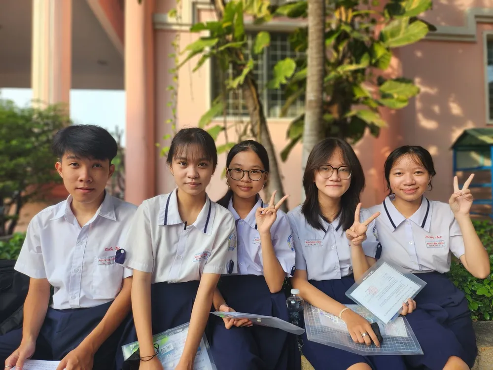Tiến Đạt học sinh Trường THCS Nguyễn Hiền cảm thấy khá lo lắng vì đây là lứa học sinh cuối cùng của chương trình cũ. Do đó trong suốt thời gian qua em đã dành thời gian ôn tập rất nhiều. thi vào lớp 10 6-6-2.jpg