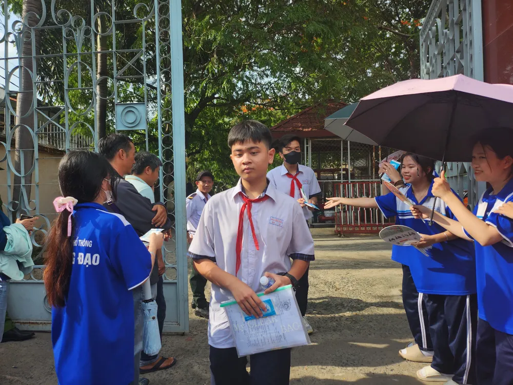 Thí sinh nhận xét đề thi tiếng Anh năm nay tương đối dễ. Có thể đạt được điểm 7, 8. Ảnh: NGUYỄN QUYÊN thi vào lớp 10 ngoại ngữ.jpg