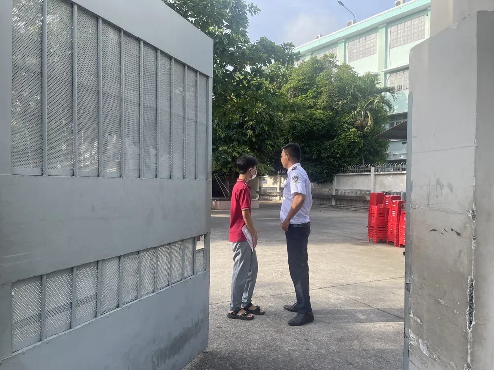 May mắn là thí sinh này vẫn được hội đồng thi hướng dẫn lên phòng thi để kịp giờ phát đề. Ảnh: TRẦN MINH thi vào lớp 10 thí sinh đi trễ.jpg