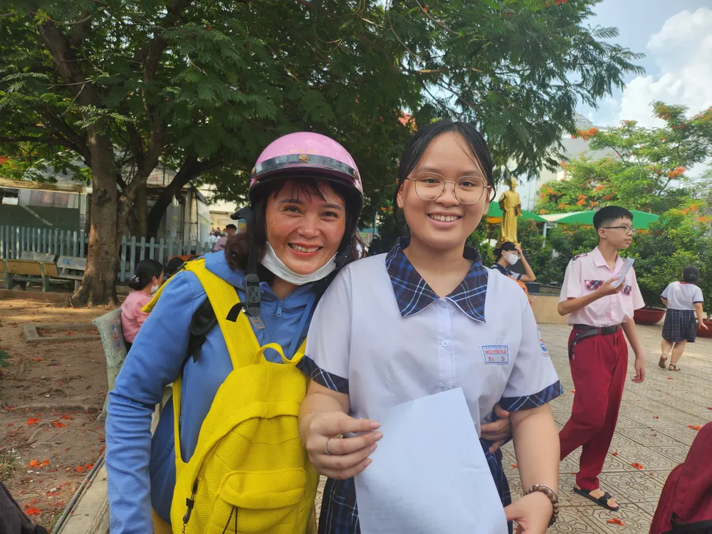 Thí sinh rạng rỡ sau khi kết thúc bài thi môn tiếng Anh tại điểm thi Trường THCS Nguyễn Trãi. Ảnh: NGUYỄN QUYÊN z5513227063362_9d36c9ccd7d3949bc456ff98a1b638d7.jpg