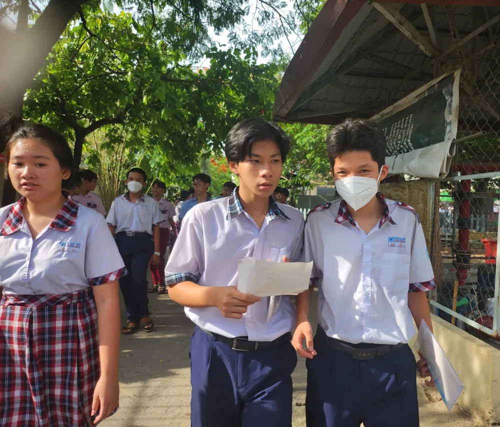 Rời điểm thi vào lớp 10 Trường THCS Nguyễn Trãi, quận Gò Vấp, nhiều thí sinh reo lên "đề dễ lắm, không đánh đố". Ảnh: NGUYỄN QUYÊN z5513227083033_540f1c8c8e983c4d28bcedf9c3762524.jpg