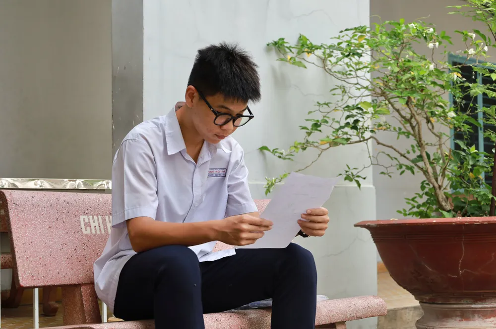 Em Nguyễn Khánh Nguyên, học sinh Trường THCS Ngô Tất Tố nhận xét đề tiếng Anh năm nay không khó. Ảnh: TRẦN MINH z5513260428919_35a32d0b6b4c62f860916933d1857674.jpg