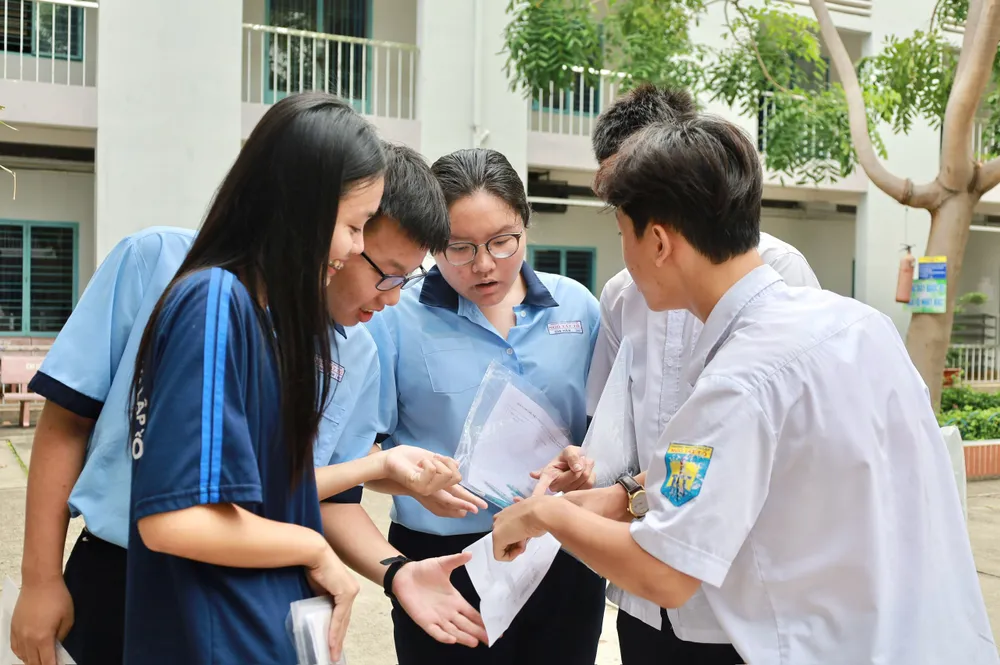 Kết thúc môn tiếng Anh thi vào lớp 10, nhiều thí sinh tại các điểm thi cười tươi như được mùa. Ảnh: DI LINH z5513275664814_0e41d193b7098851e9bb429bbdaf507a.jpg